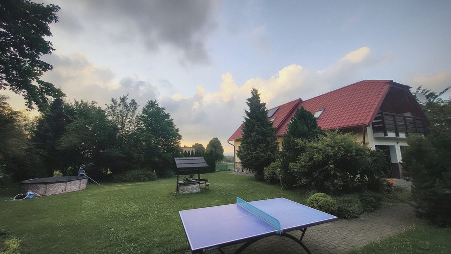 Velká zahrada se stolem na ping-pong, altánem a chalupou
