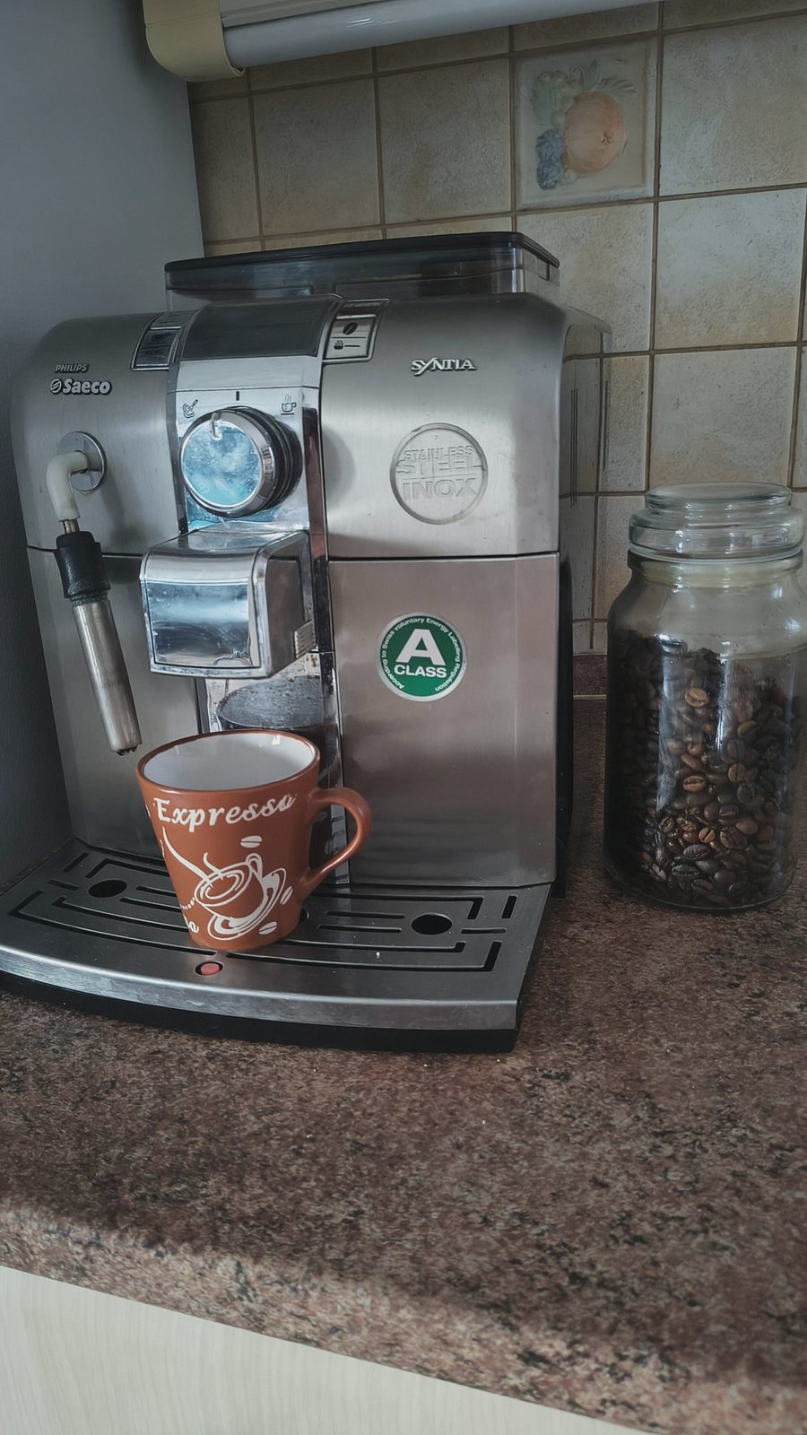 Automatický kávovar s hrnkem cappuccina