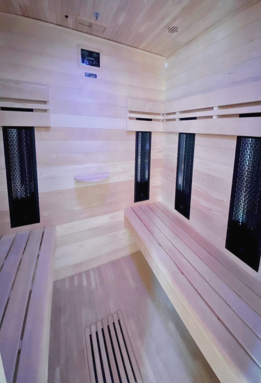 Infrasauna se světlým dřevem a lavicemi